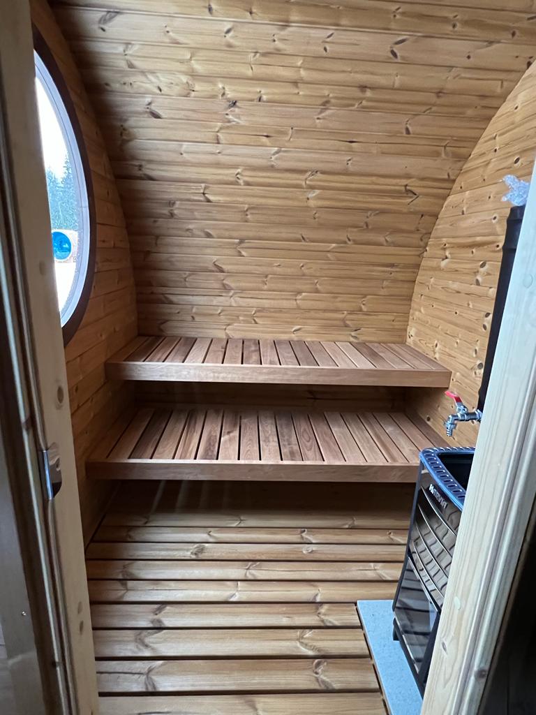 Saunamo Sauna exterior Hobbit 195 con ventana circular.