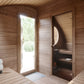 Saunamo Sauna exterior Hobbit 300 con puerta abierta y ventana.