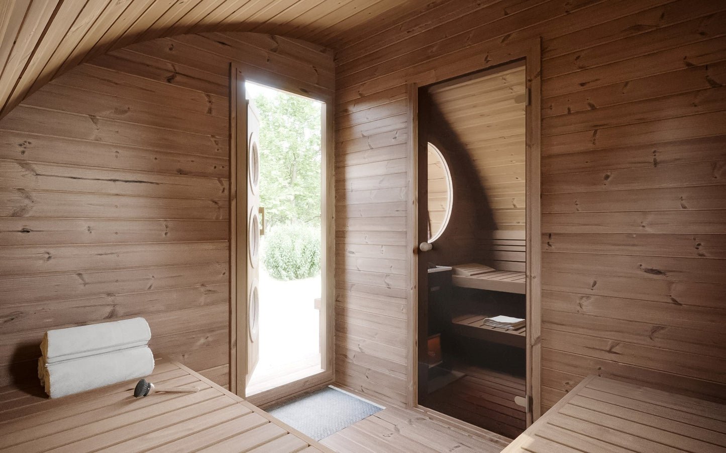 Saunamo Sauna exterior Hobbit 300 con puerta abierta y ventana.