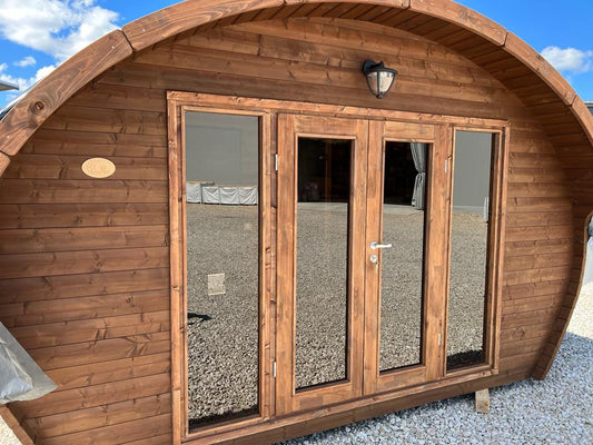 Saunamo Amplia sauna Hobbit 500 con 3 habitaciones y grandes ventanales.