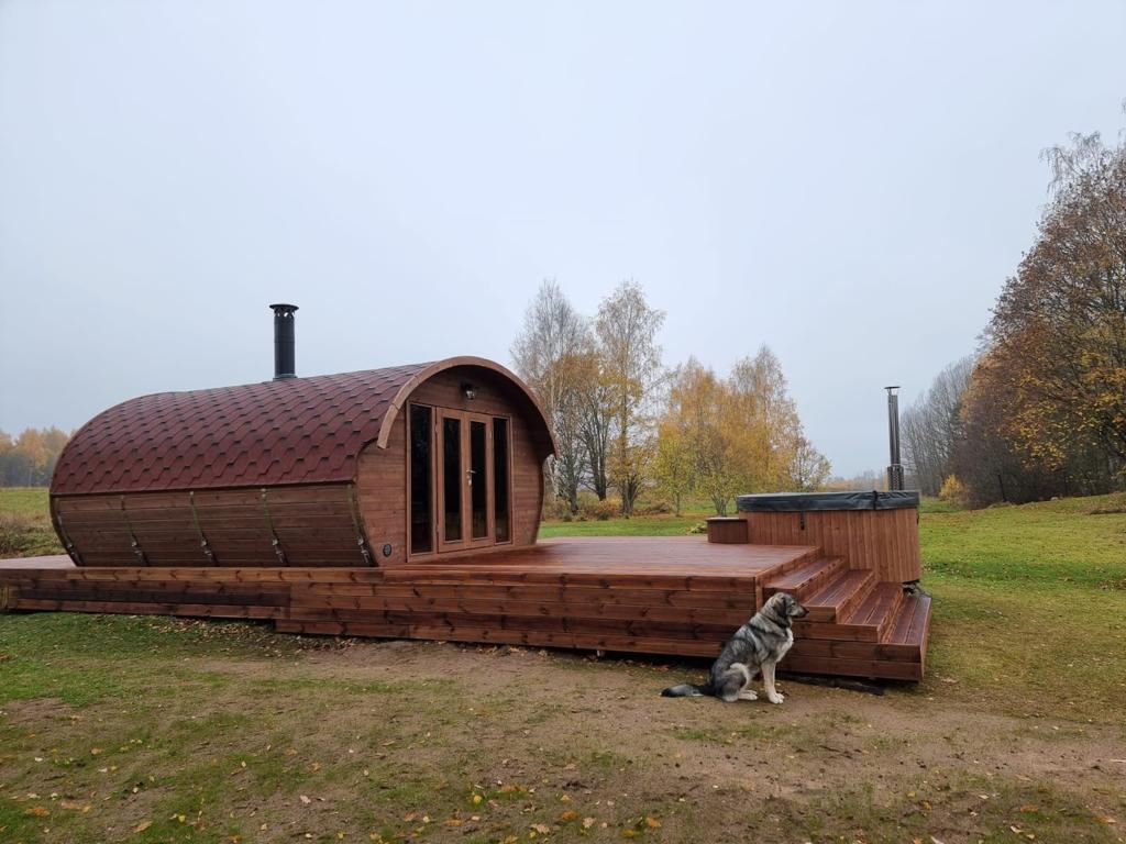 Saunamo Sauna Hobbit 500 junto a cubierta de madera.