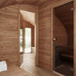 Saunamo Sauna Hobbit 500 con puerta de cristal y pared de madera.