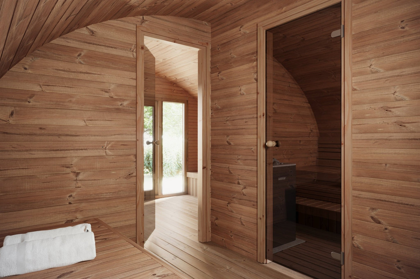 Saunamo Sauna Hobbit 500 con puerta de cristal y pared de madera.