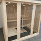 Gran sauna interior de madera con puertas de cristal.