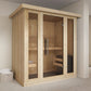 Mini sauna interior de madera con puertas de cristal.