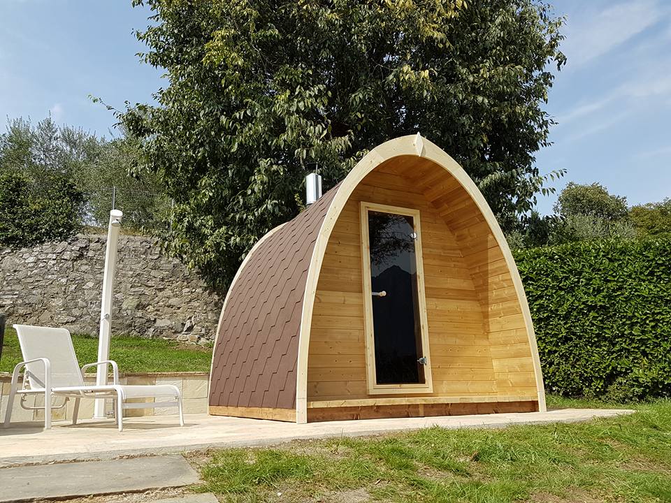 Saunamo Pod: estructura de madera con puerta para sauna exterior.