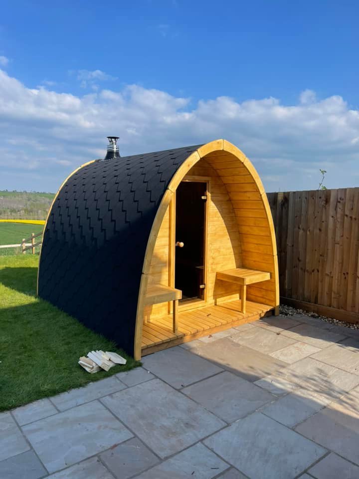 Saunamo Sauna Módulo de madera con puerta y banco.