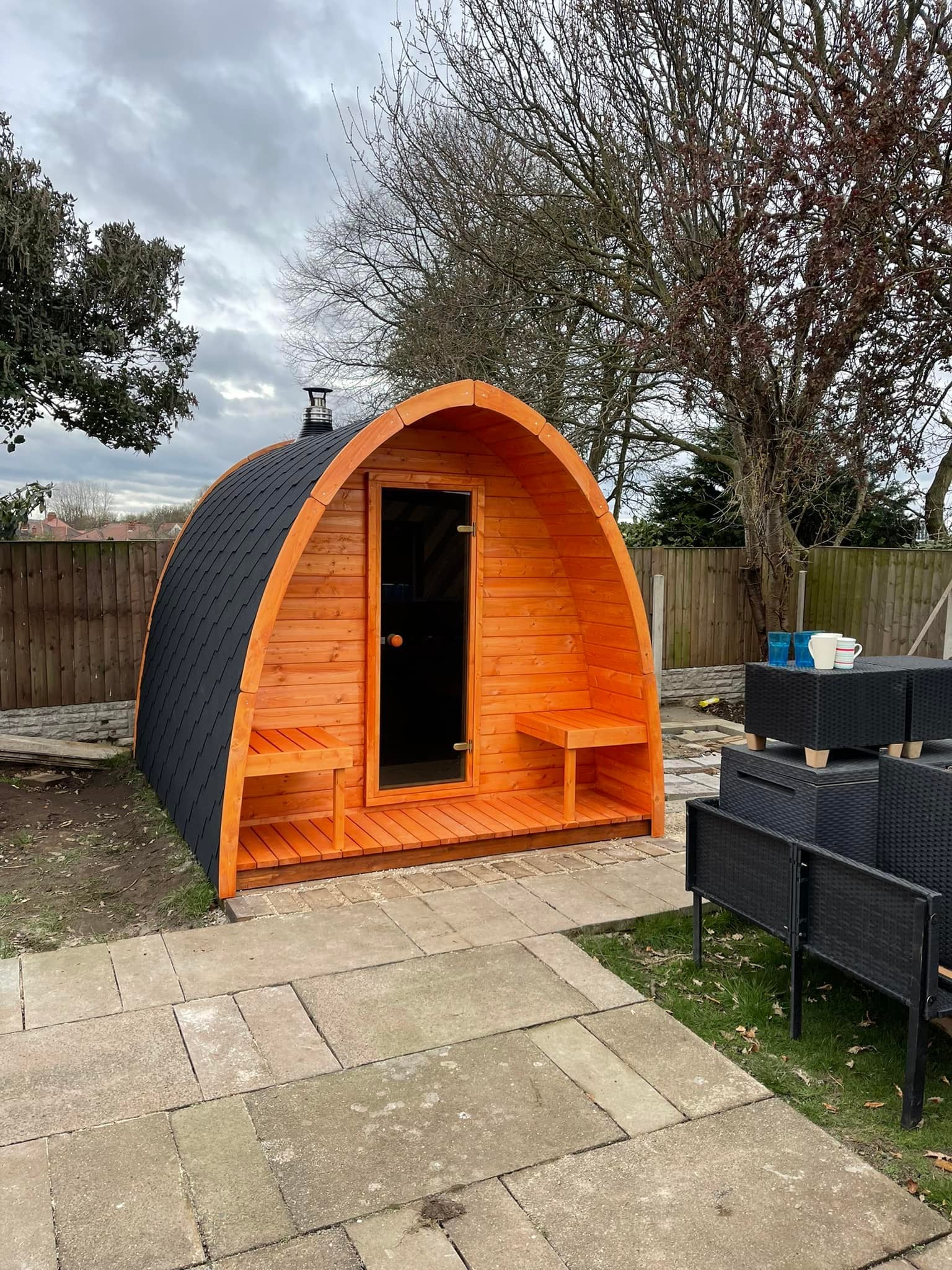 Saunamo Estructura de madera Pod en un patio trasero.