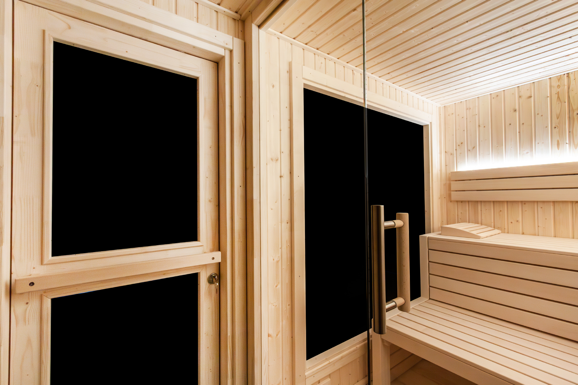 Gran sauna al aire libre con aislamiento alpino, puerta y ventanas de madera.